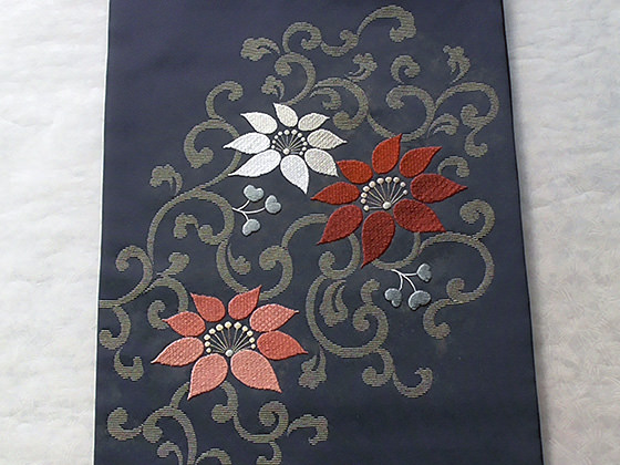 日本刺繍作品 名古屋帯「鉄線唐草」 | 花の日本刺繍