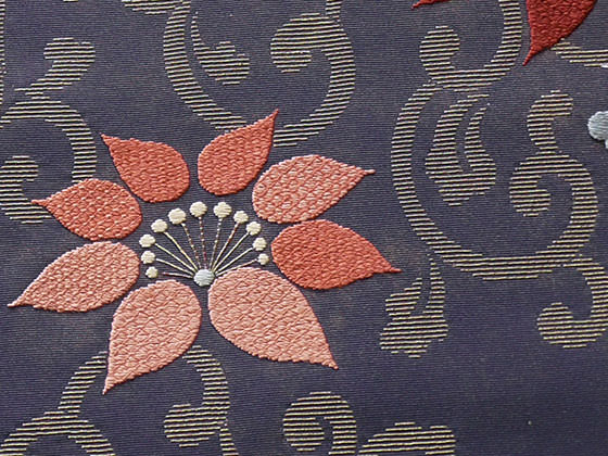日本刺繍作品 名古屋帯「鉄線唐草」 | 花の日本刺繍